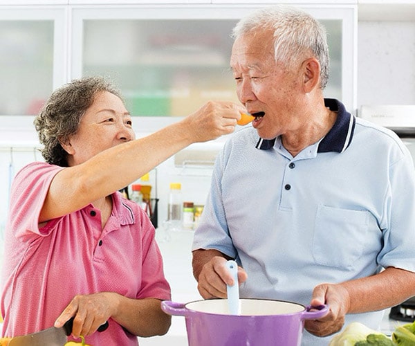 年长夫妇分享食物